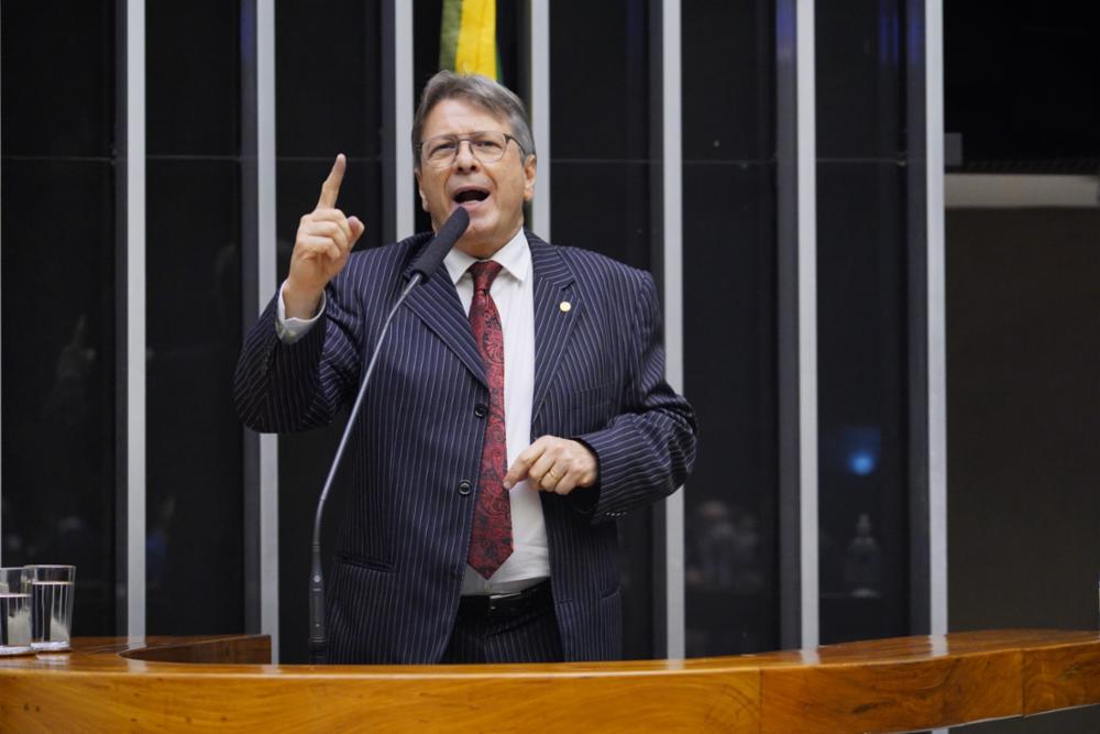 Deputado quer exoneração de juíza que equiparou uso da bandeira do Brasil a propaganda eleitoral