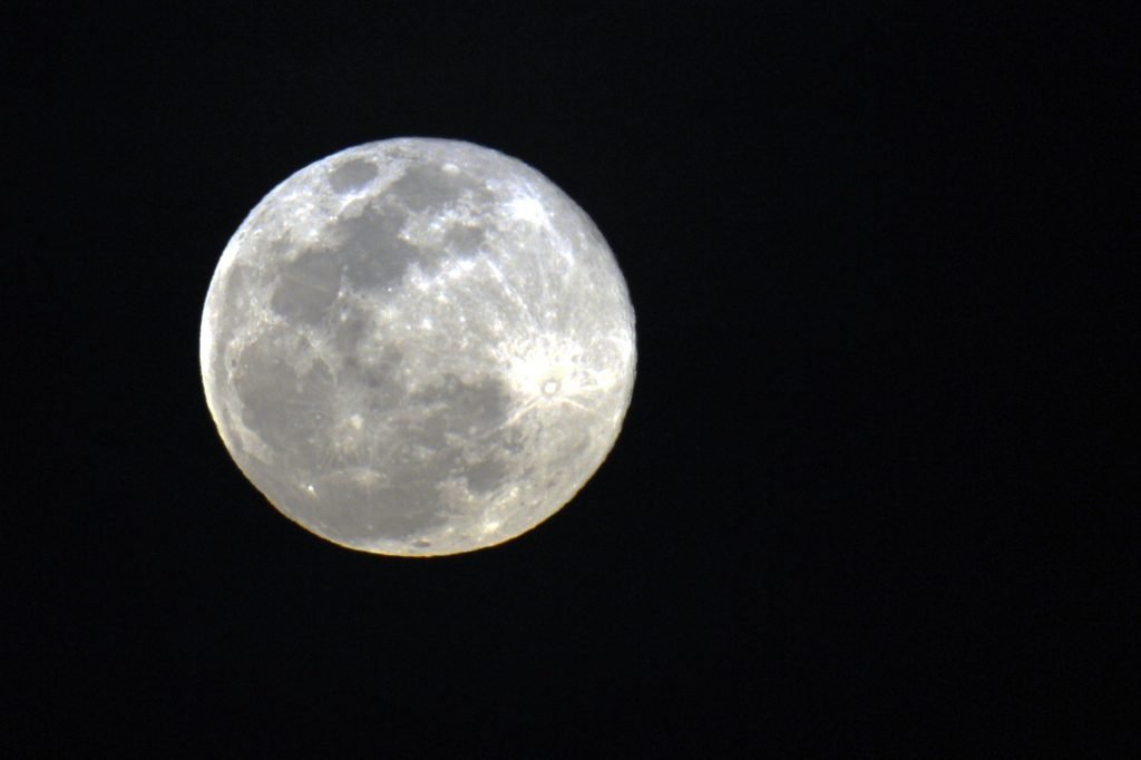 Eclipse lunar total: Saiba como assistir ao fenômeno no Brasil