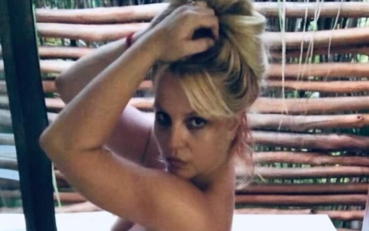 Britney Spears aparece nua em viagem com noivo após se livrar de tutela