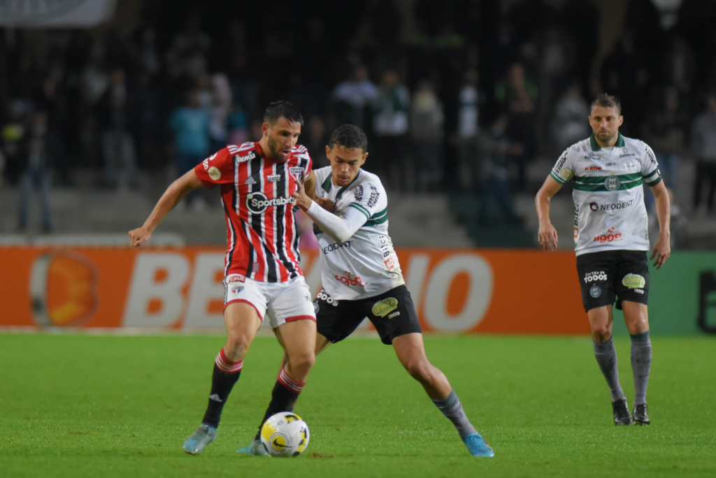 Fora de casa, São Paulo cede empate para o Coritiba no Campeonato Brasileiro