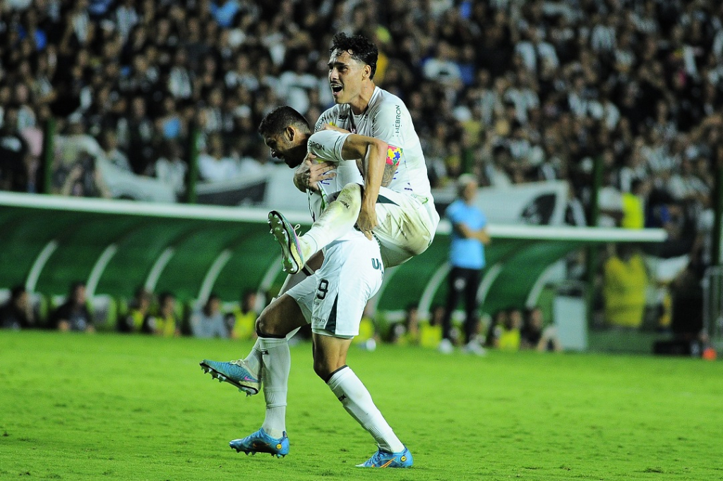 Goiás vira sobre o líder Botafogo e coloca Corinthians na zona de rebaixamento do Brasileirão 