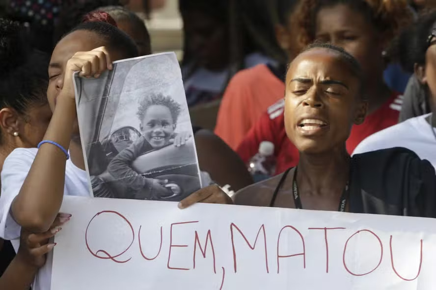 Menino de 7 anos morre após consumir bombom envenenado no Rio de Janeiro 