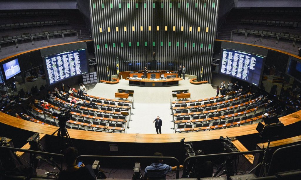 Câmara derruba veto de Bolsonaro e anula dívida bilionária de igrejas