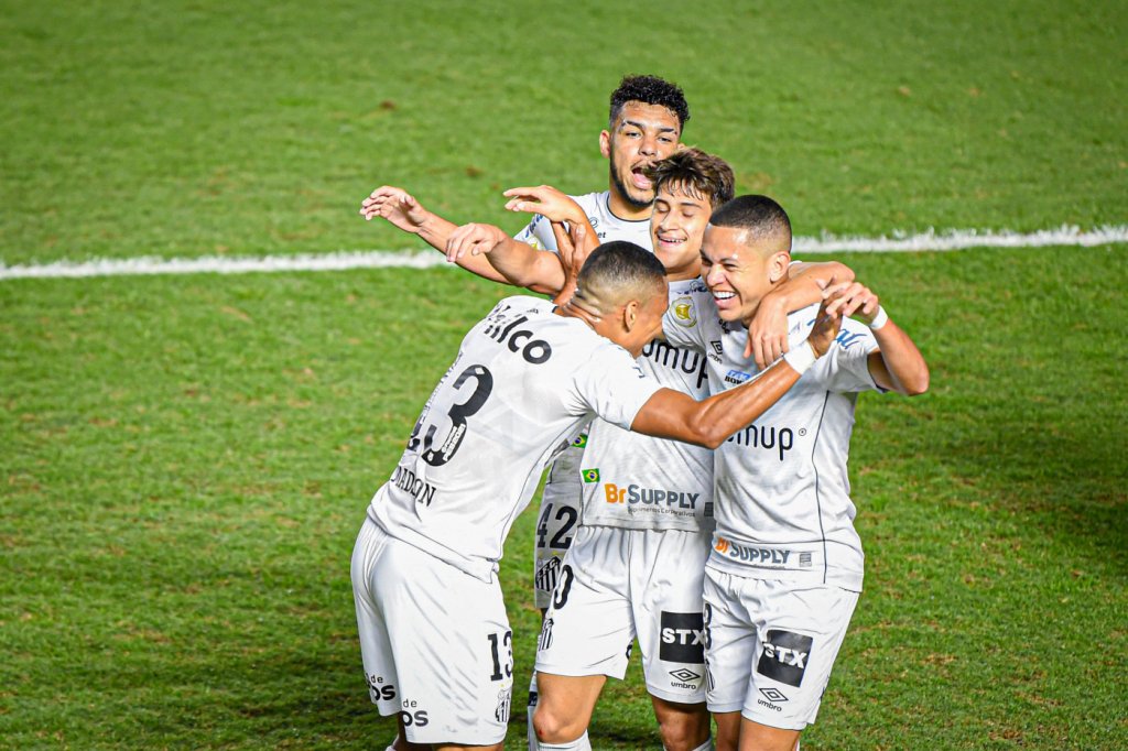 Na Vila Belmiro, Santos vence o Athletico-PR por 2 a 1 pelo Brasileirão