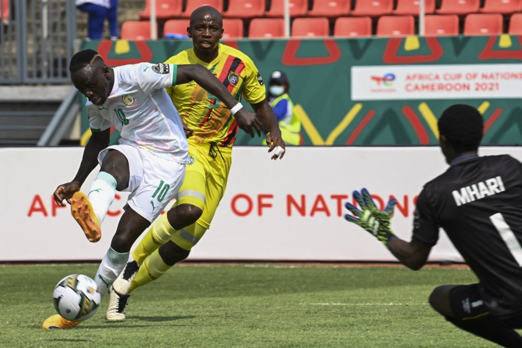 Repleto de desfalques, Senegal vence o Zimbábue com gol de Mané nos acréscimos