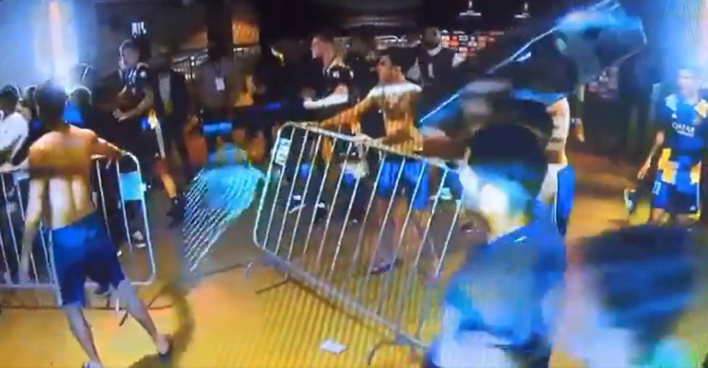 Jogadores do Boca Juniors entram em confronto com seguranças no Mineirão após eliminação da Libertadores