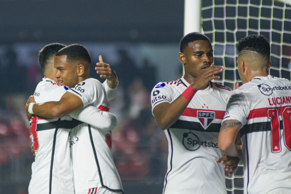 São Paulo vence o Tigre por 2 a 0 e encerra primeira fase da Sul-Americana invicto