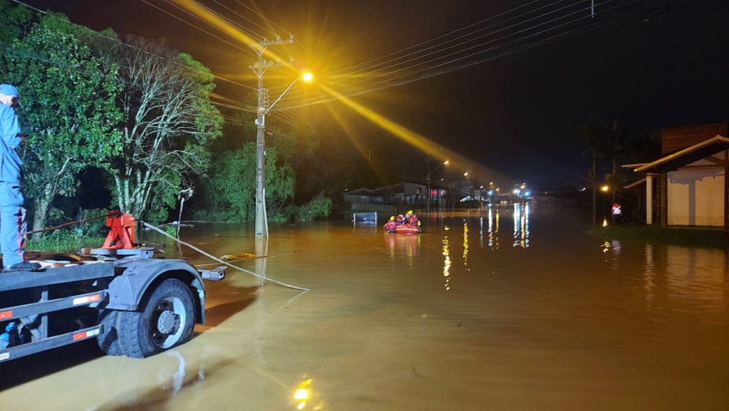 Chuvas intensas em Santa Catarina causam duas mortes e provocam interdição de rodovias