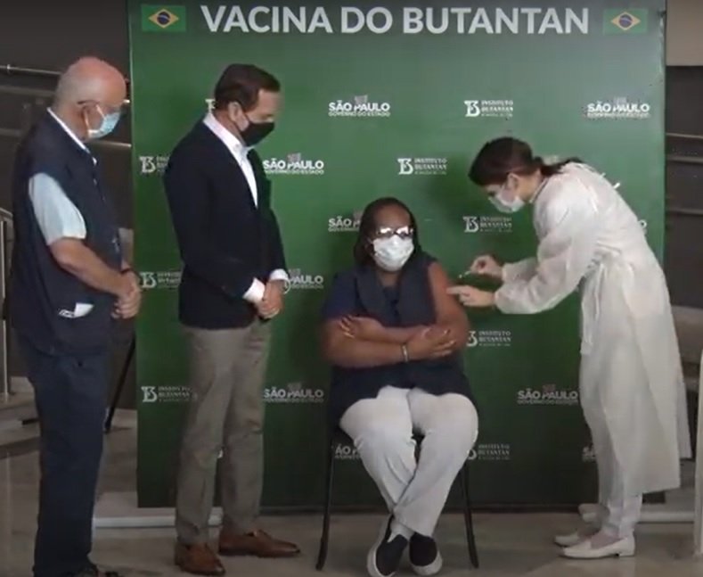 Mônica Calazans recebe 2ª dose da CoronaVac; padre Júlio Lancellotti também é vacinado em SP