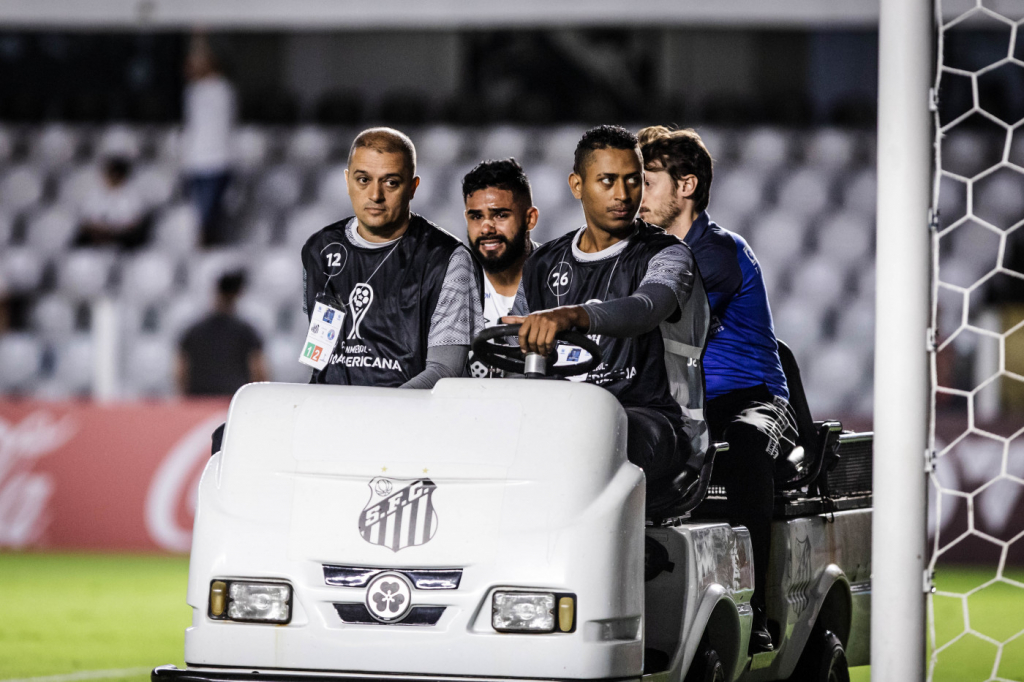 Felipe Jonatan rompe ligamentos do joelho e deve voltar a jogar pelo Santos somente em 2024