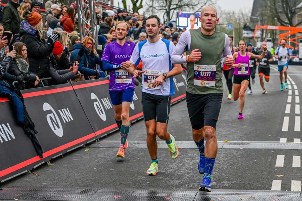 Aposentado do futebol, Arjen Robben completa maratona em menos de três horas