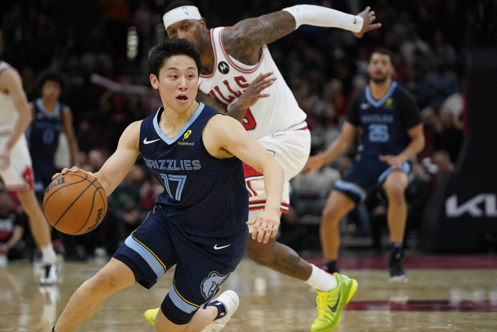 Com 1,72m de altura, Yuki Kawamura brilha na pré-temporada da NBA pelos Grizzlies 