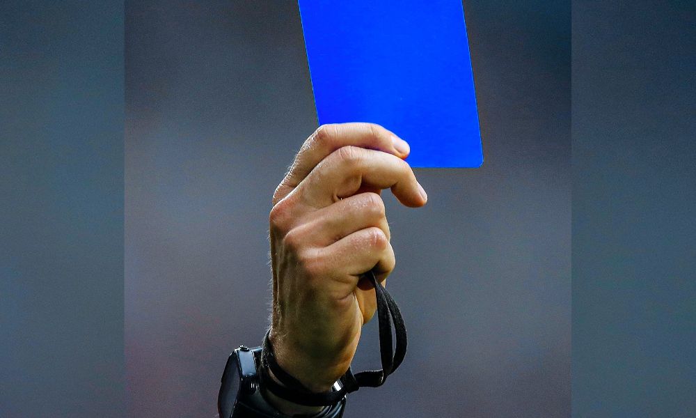 Cartões azuis serão testados no futebol profissional para penalizar jogadores; entenda nova regra