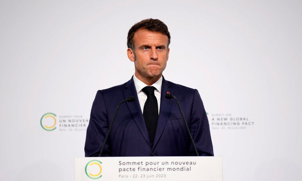 Emmanuel Macron afirma que bandeira russa ‘não pode estar nos Jogos de Paris’