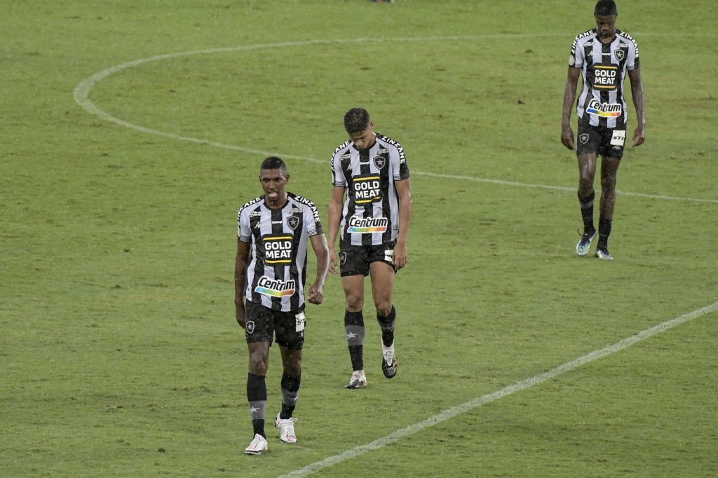 Botafogo perde para o Sport em casa e cai para a Série B pela 3ª vez