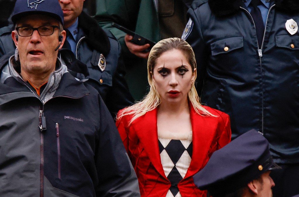 Lady Gaga aparece fantasiada de Arlequina para gravação de ‘Coringa 2’