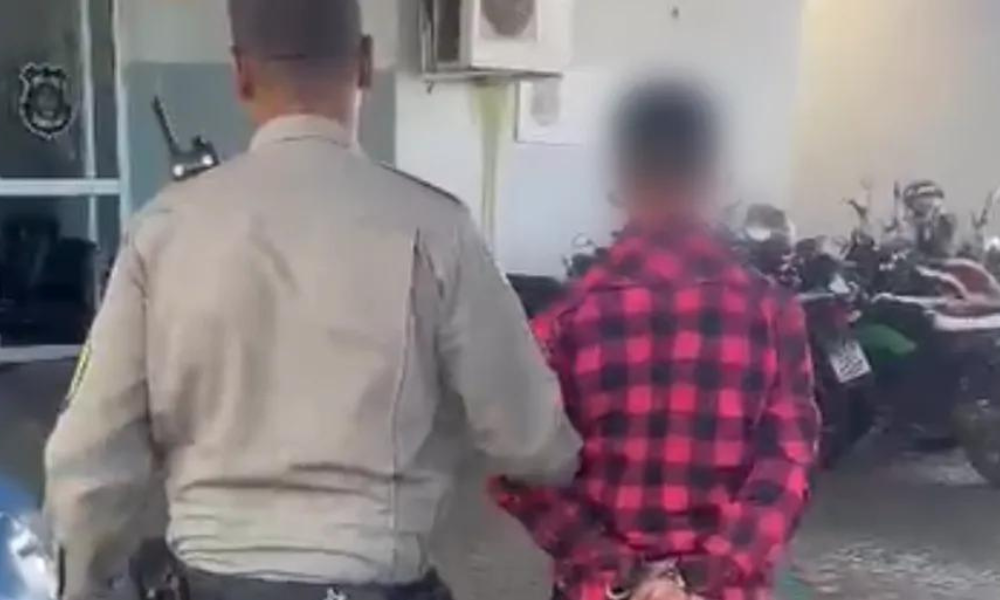 Homem é preso após fotografar mulheres em banheiro de lanchonete em Goiânia