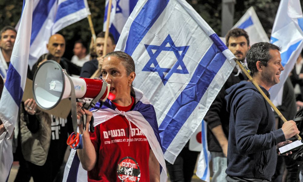 Manifestantes tomam ruas de Israel após aprovação de lei que protege Netanyahu de ser removido do cargo