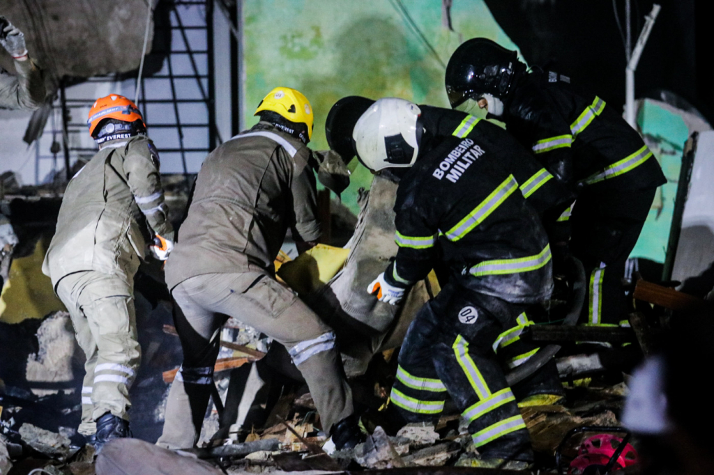 Após cerca de dez horas soterrado, homem é resgatado com vida de escombros de prédio em Olinda 