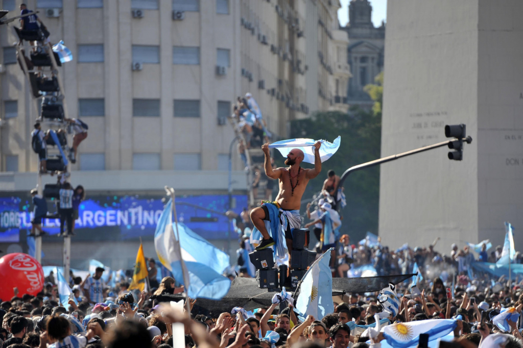 Presidente da Argentina decreta feriado nesta terça para receber campeões mundiais