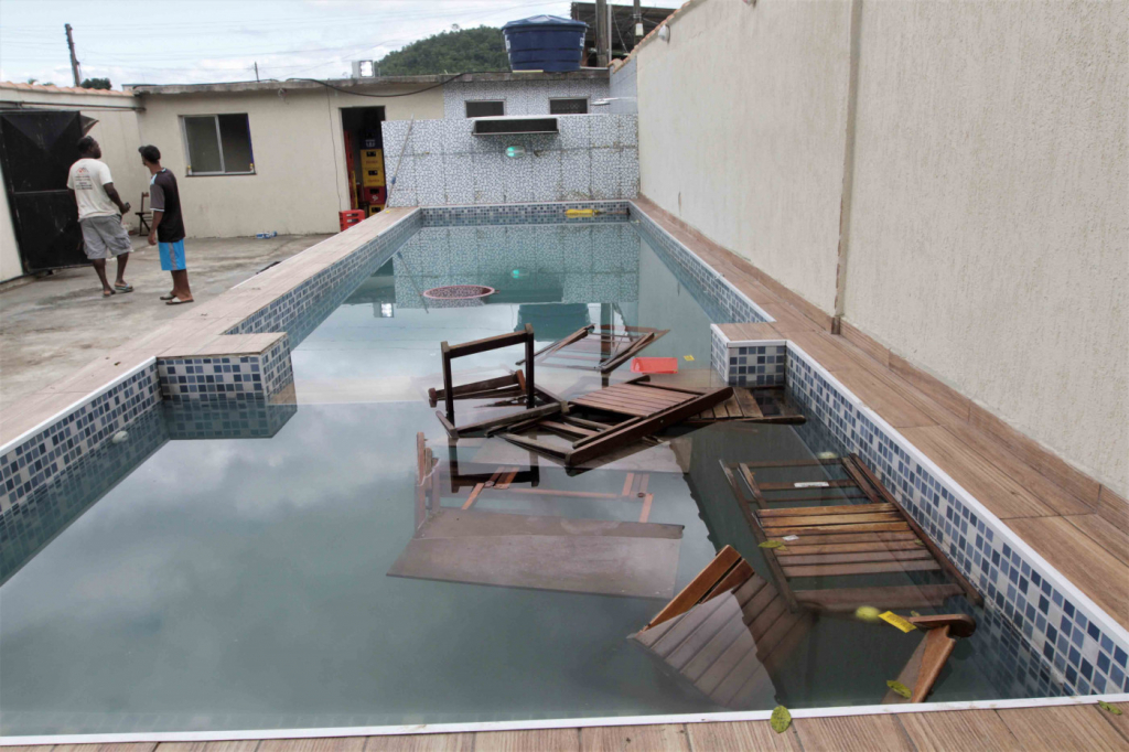 PMs teriam invadido piscina e consumido bebidas após operação que deixou 8 mortos em São Gonçalo
