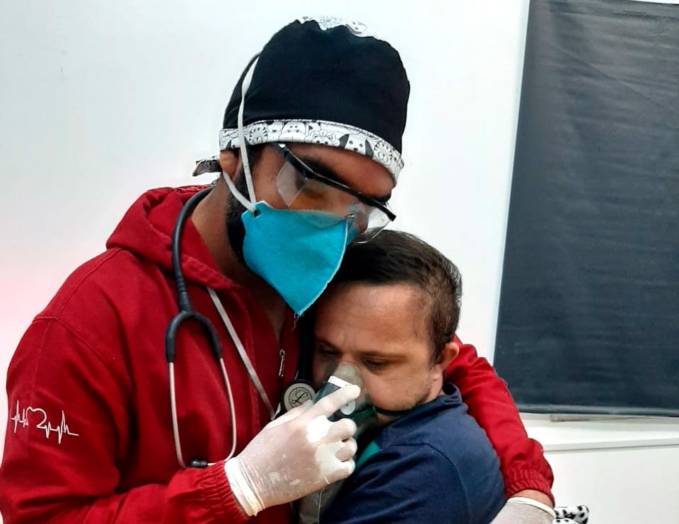 Após foto abraçado com enfermeiro viralizar, paciente com Down falece por Covid-19