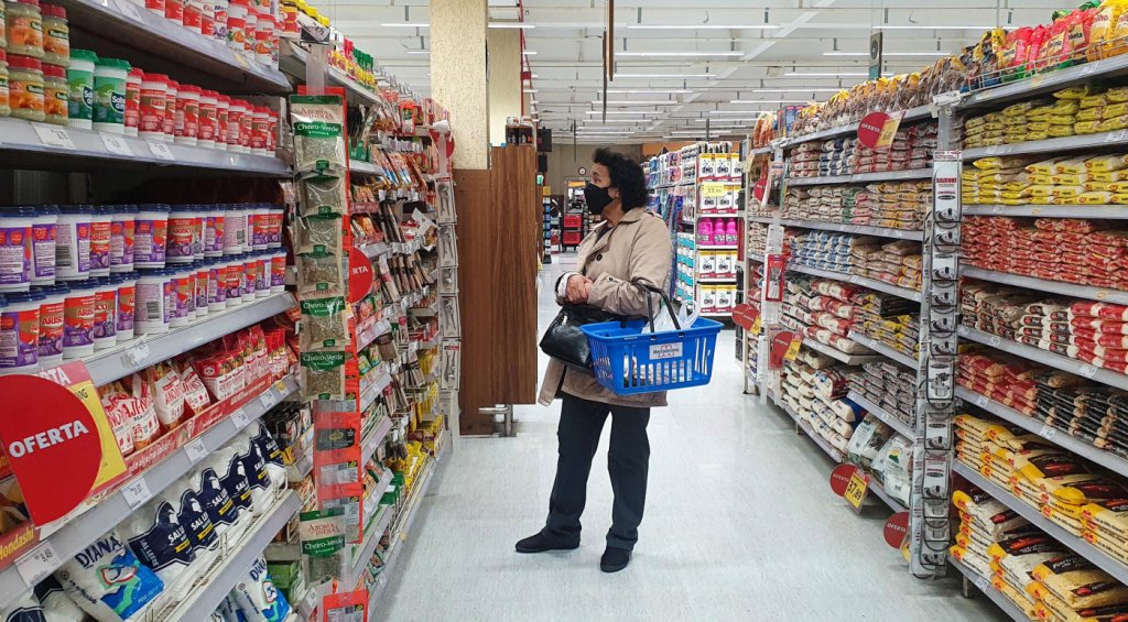 Supermercado aposta em descontos para vender produtos perto do vencimento