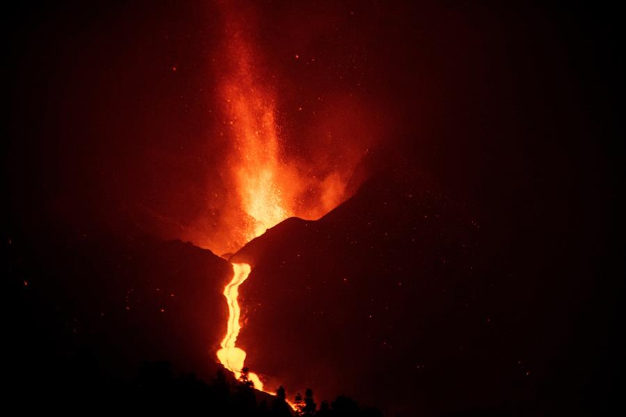 Vulcão Cumbre Vieja expele chafarizes de lava que chegam ao tamanho de prédios; veja vídeos