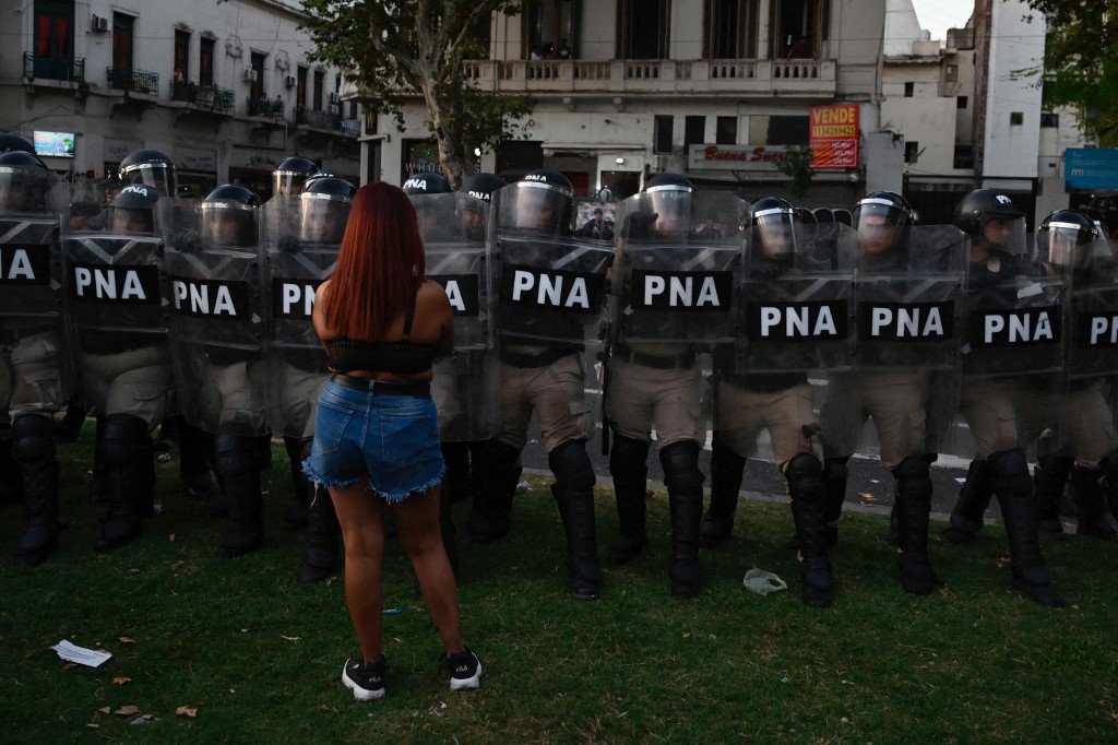 Protesto contra ‘lei ônibus’ na Argentina é marcado por confronto entre polícia e manifestantes