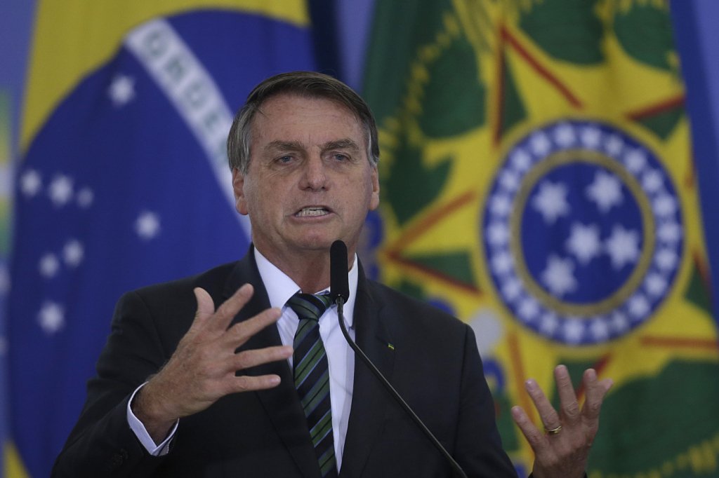 Bolsonaro pede que população cobre auxílio de quem defendeu o ‘fique em casa’