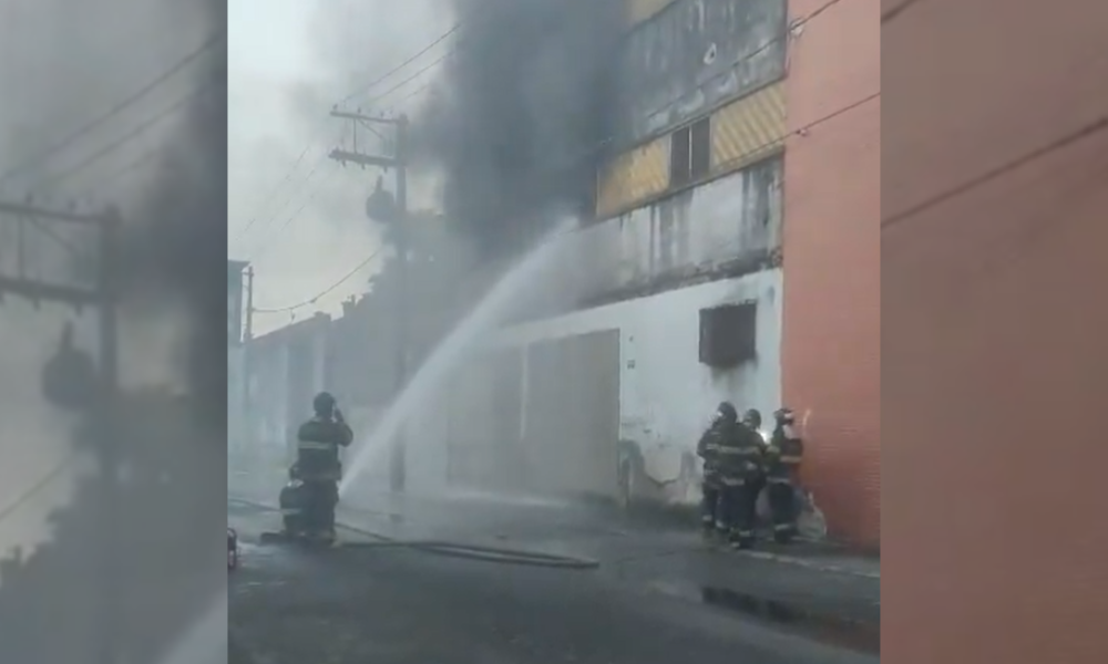 Incêndio de grandes proporções destrói galpão no Porto de Santos
