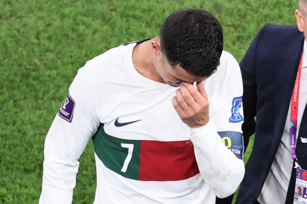 Cristiano Ronaldo sai de campo aos prantos após eliminação de Portugal; assista