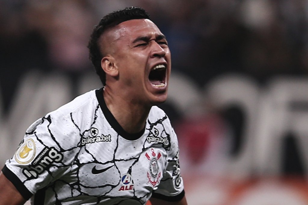 Corinthians bate o Fortaleza com gol no fim e se aproxima do G-4