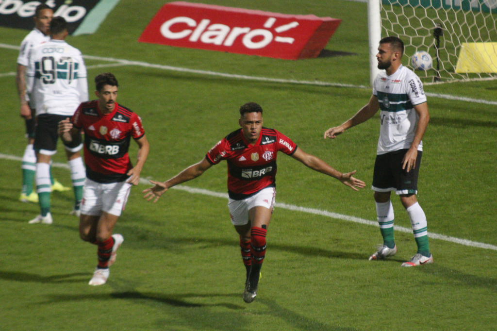Em jogo adiado, Flamengo vence o Coritiba por 1 a 0 pela Copa do Brasil