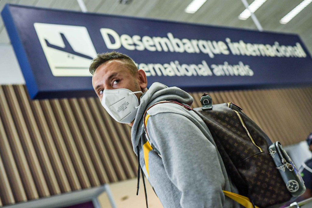 Com o avanço da pandemia no Brasil, viajar para o exterior ainda não é uma opção