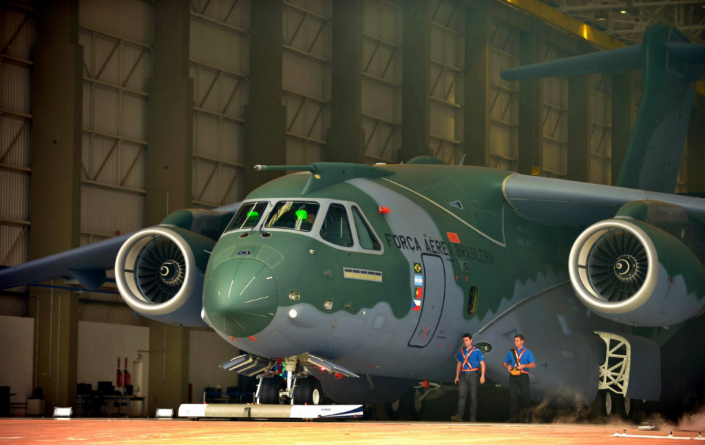Ministro da Defesa vai à Europa para vender cargueiro militar KC-390