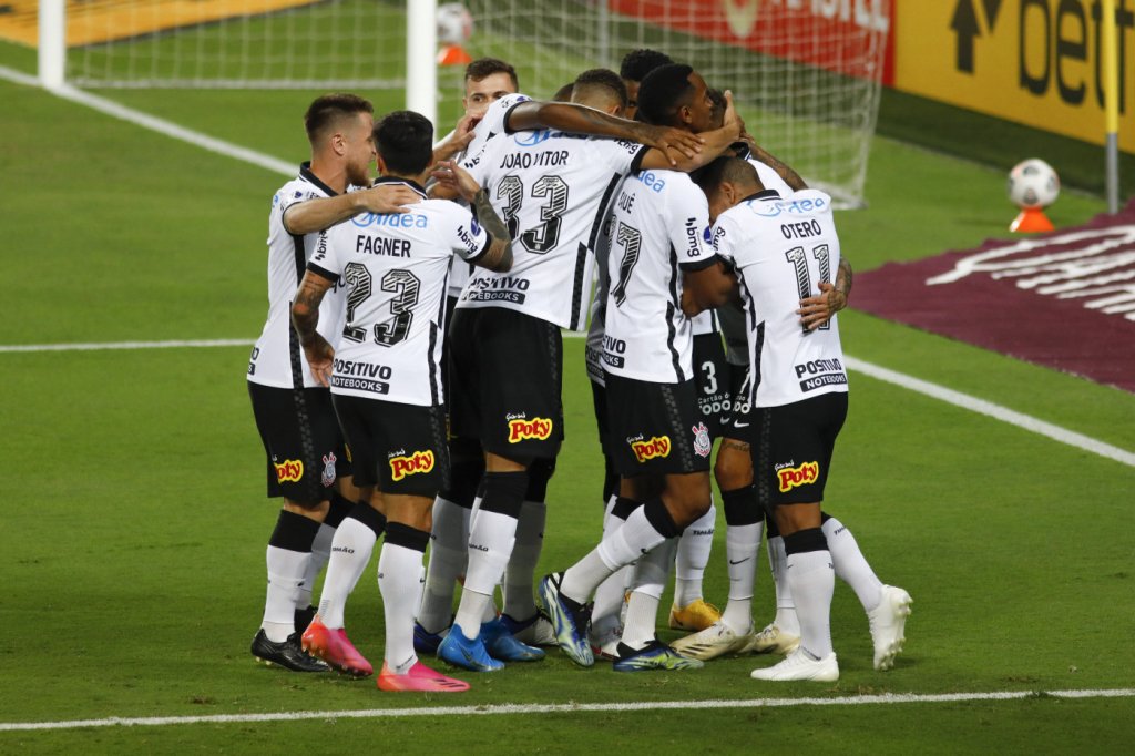 Com dois gols de Luan, Corinthians vence Sport Huancayo pela Sul-Americana