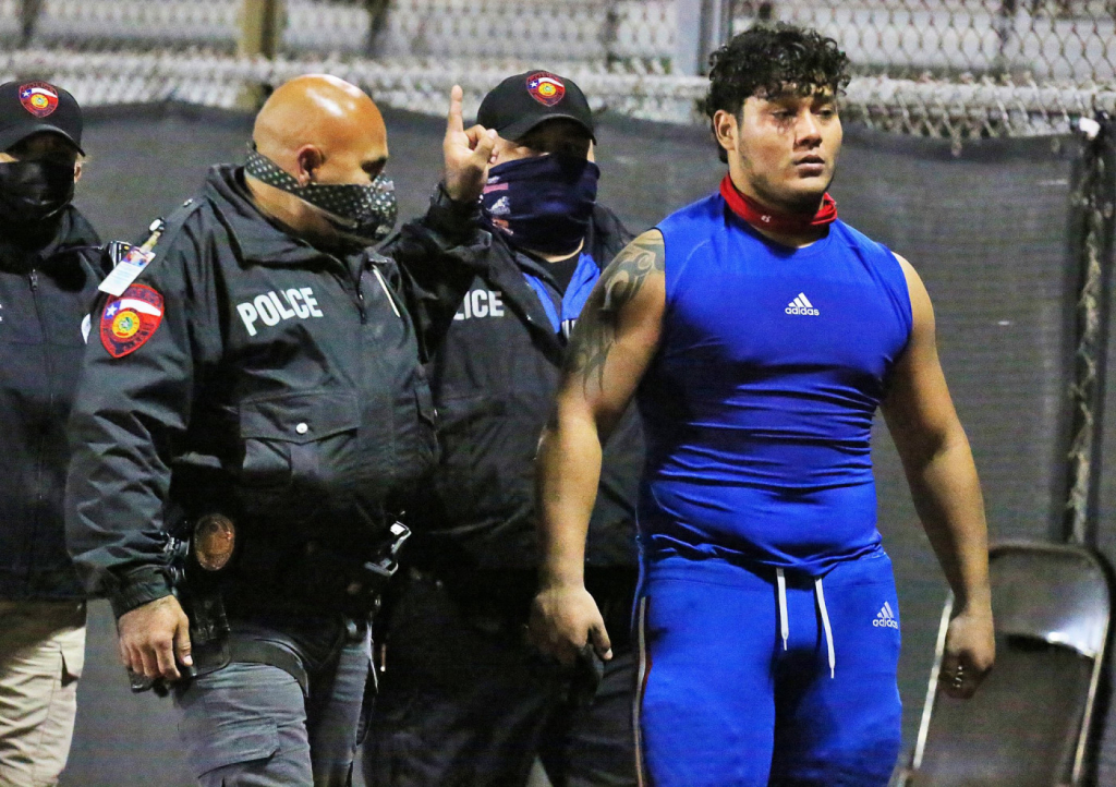 Jogador de futebol americano é preso após agredir árbitro durante partida; assista