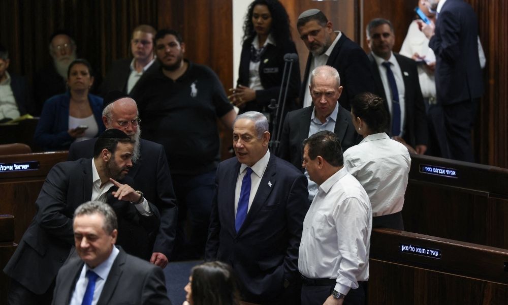 Sessão de abertura do Parlamento de Israel é interrompida por alerta de ataque do Hamas