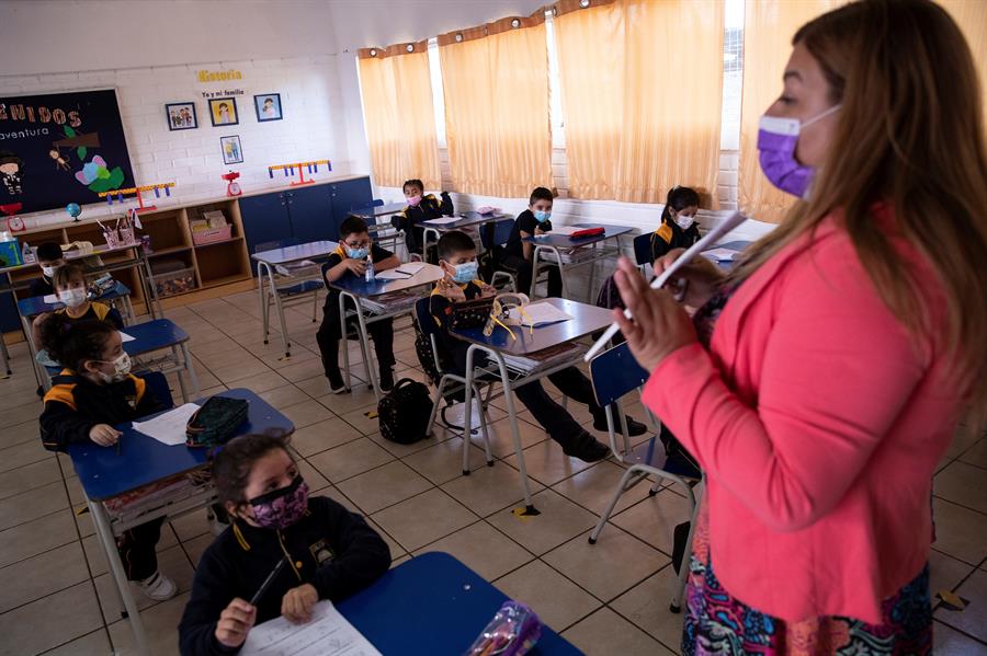 Professores do Chile pedem suspensão de aulas após aumento de contágios da Covid-19