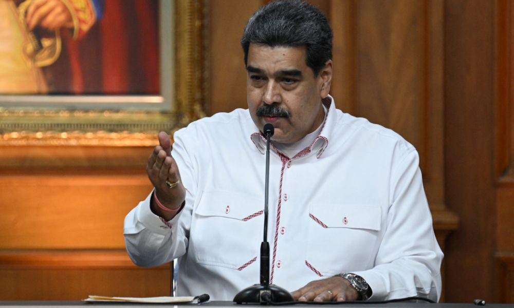 Maduro anuncia fechamento da embaixada da Venezuela no Equador