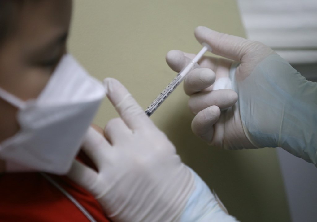 Morte por Covid-19 em pessoas não vacinadas é 26 vezes maior em SP, diz estudo