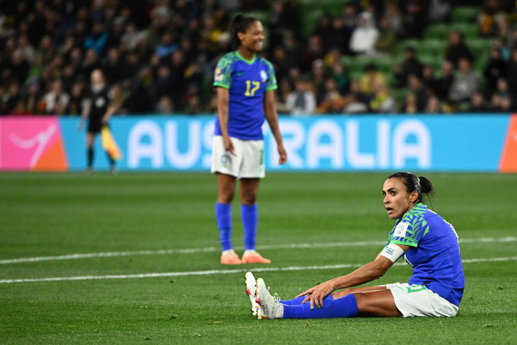 Brasil dá vexame contra a Jamaica, cai na fase de grupos e repete pior campanha na Copa do Mundo Feminina