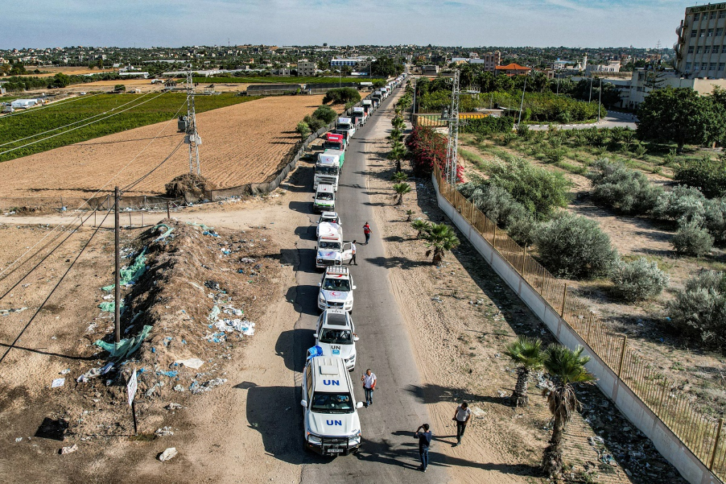 Dezessete caminhões com ajuda humanitária entram em Gaza