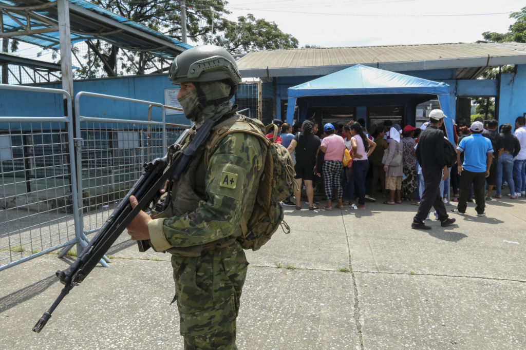 Tiroteio entre gangues deixa 12 mortos em prisão no Equador