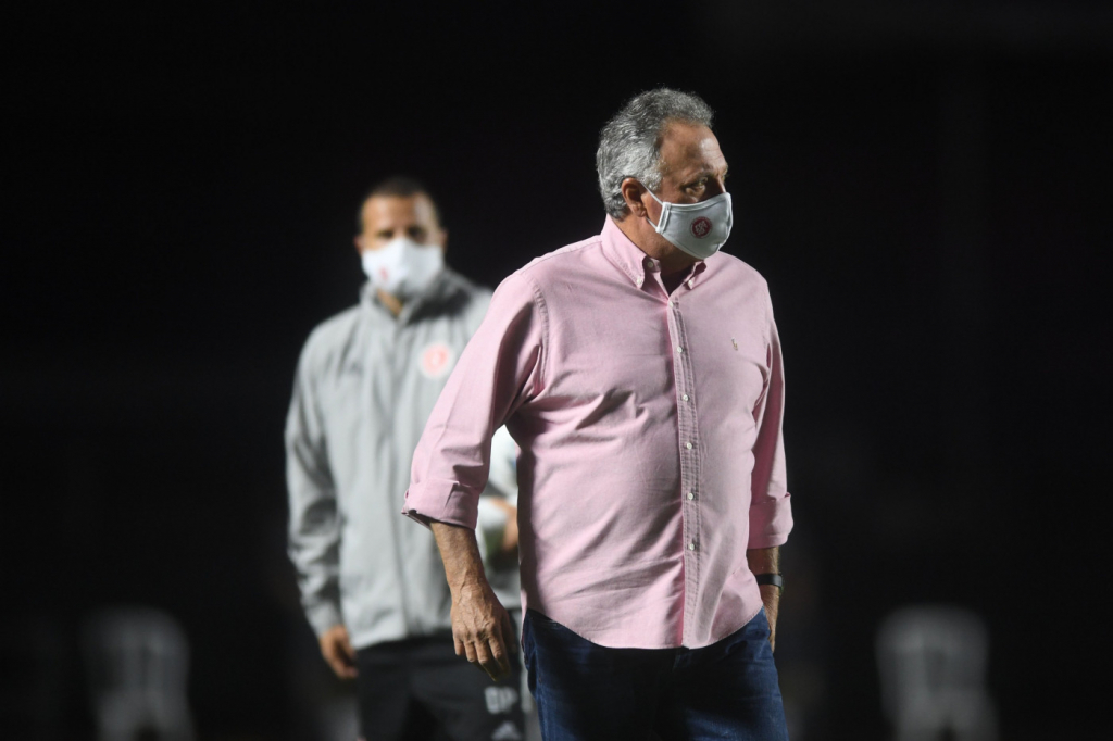 Abel Braga rebate críticos ao relembrar passagem pelo Flamengo: ‘Não vem com historinha’