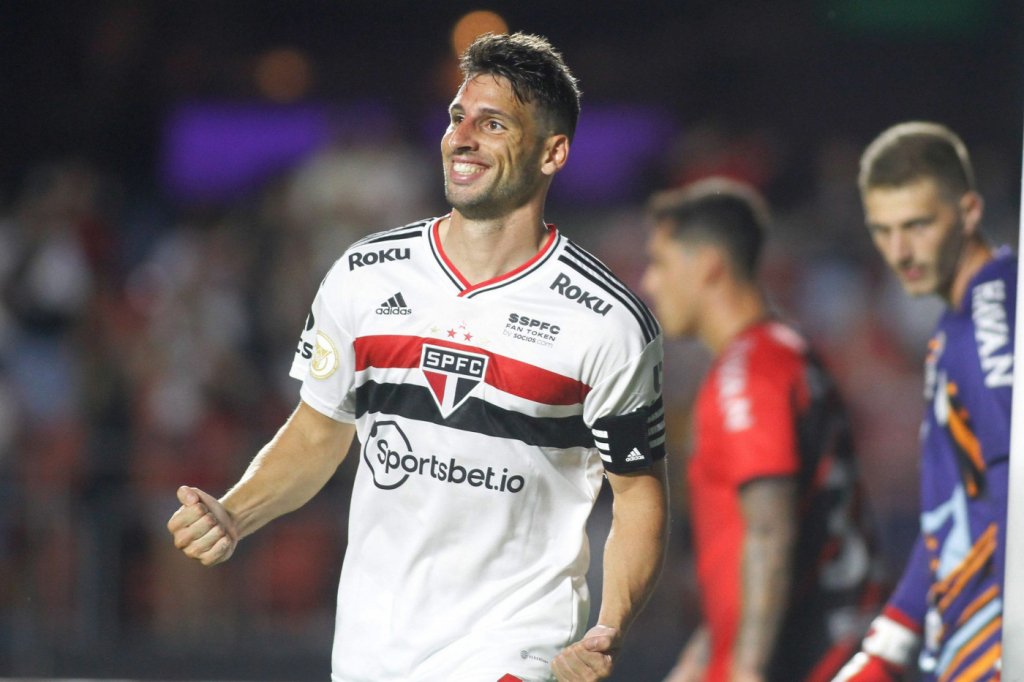 Calleri marca três e São Paulo goleia o Athletico-PR em estreia no Campeonato Brasileiro