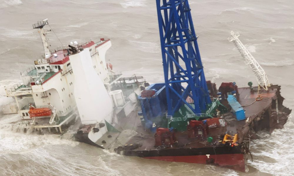 Navio naufraga durante tempestade em Hong Kong e deixa 27 desaparecidos