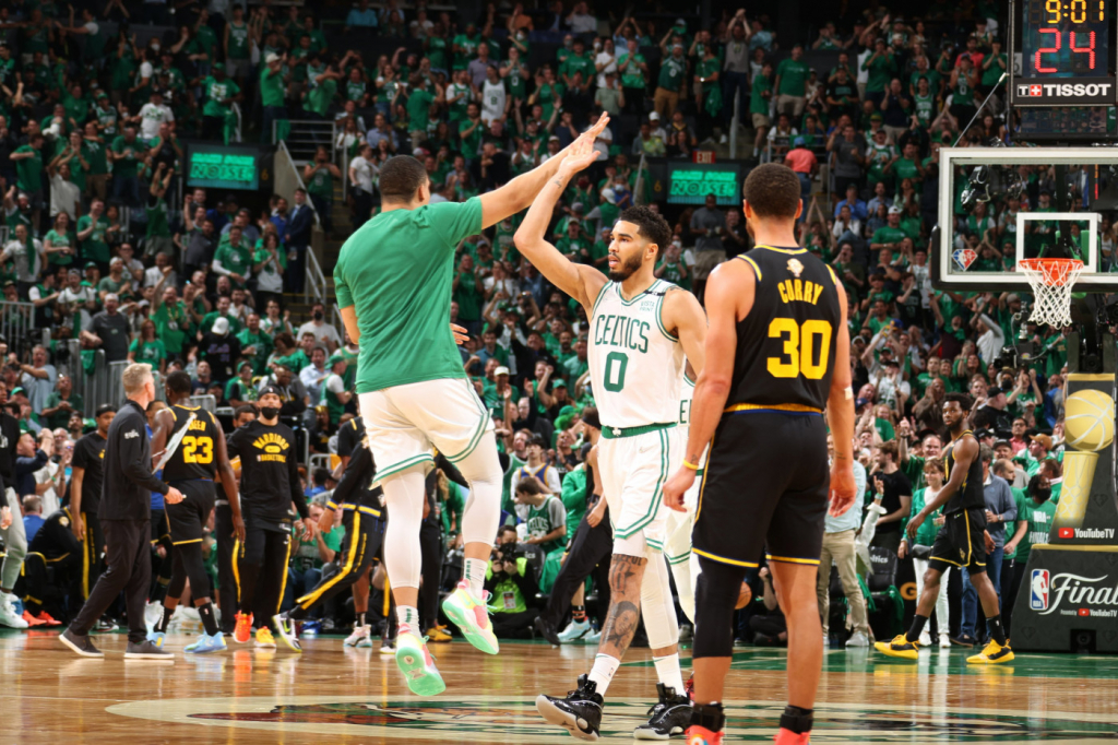 Celtics fazem 2 a 1 no Warriors e abrem vantagem na final da NBA
