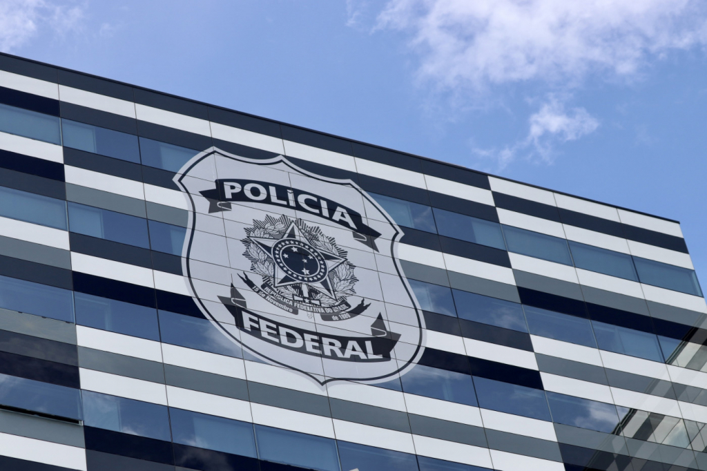 Servidores da Polícia Federal cobram reestruturação da carreira e marcam ‘Dia D’ por aumento salarial